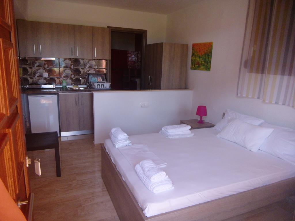 Studios Efi Beach Vourvourou Bagian luar foto